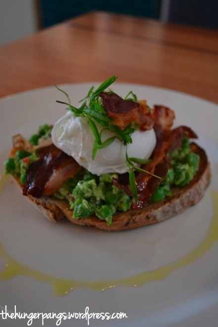 Smashed peas with crispy pancetta, chèvre and poached eggs on toast (16.5)
